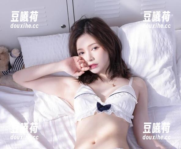 白露Bululu与她的定制连体衣，这张作品值得再三回味，哦不错哦。
