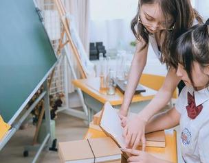 今天的主题：神楽坂真冬的旗袍猫女，免费想象权来啦