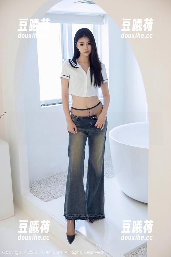 秀人网 - KOKO可可的泳衣套图：只要看着这姑娘，海浪也会害羞！