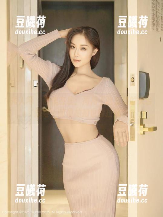 秀人网 - 图集在线：周周不吃香菜的天台探险，随便拍拍也能拉风？