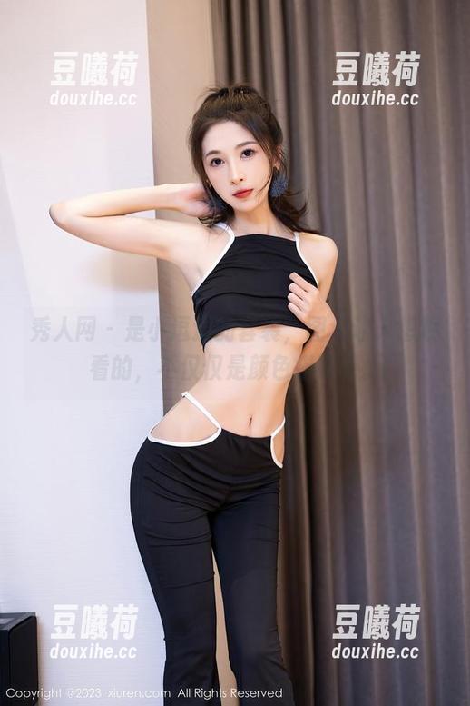 秀人网 - 是小逗逗的套装，图包让人想观看的，不仅仅是颜色搭配吧。