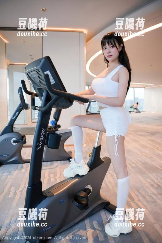 秀人网 - 夏日的林乐一，既有清凉又有热情，原图跟图册都在呐喊“别走，我还没醉够！”