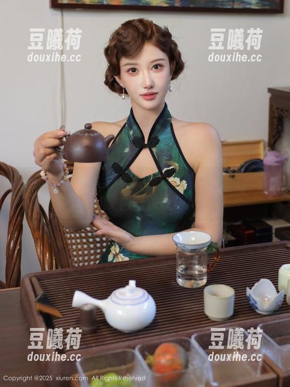 秀人网 - 绮里嘉ula的办公室写真：把升职加薪都收入图包里！
