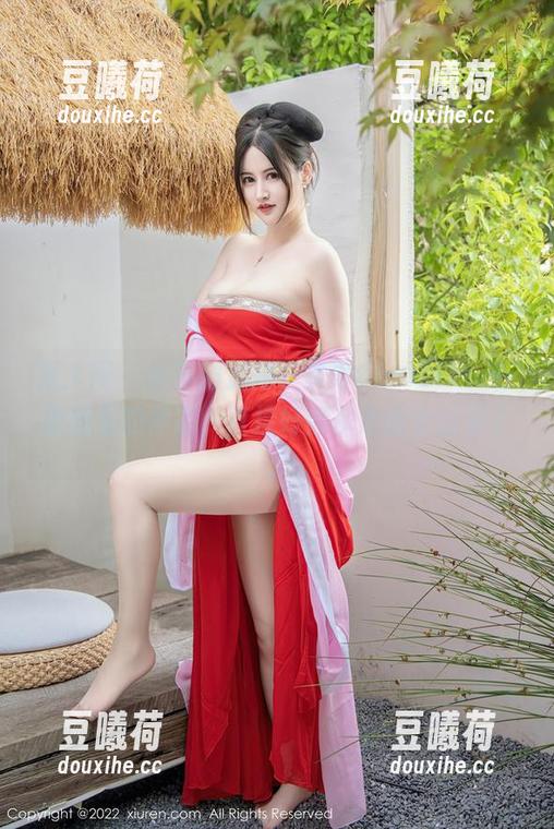 秀人网 - 水手服加持，黄可Christine在图册里的神态，直接好像从漫画走出来了。