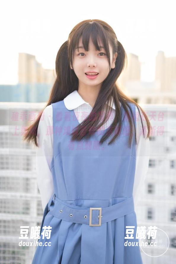 稚乖画册 - 看着夜夜的写真，粉裙在天台上舞动，那种难以言喻的亲昵感，清新得有点刺眼。