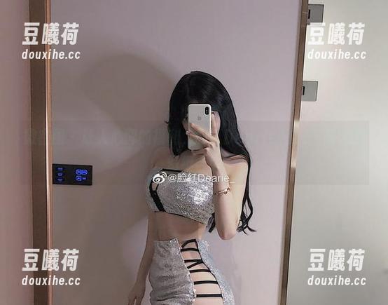 微密圈 - 让人心醉的福利，脸红Dearie+皮衣=图包梦幻组合！