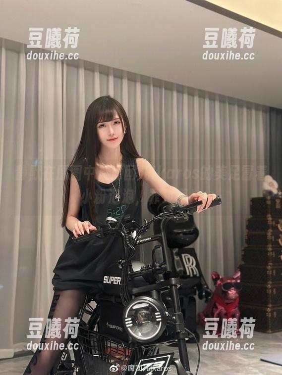 静默在原图中，腐团儿Ikaros的美足冒着小粉泡泡，罪过啊！