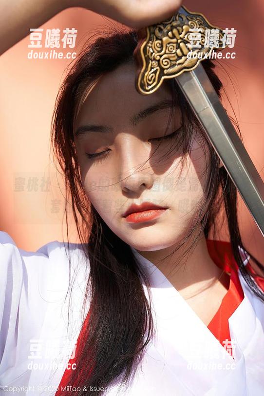蜜桃社 - Rola的眼镜原图倒是清晰，但是套图却藏着些小暧昧，哦哟。