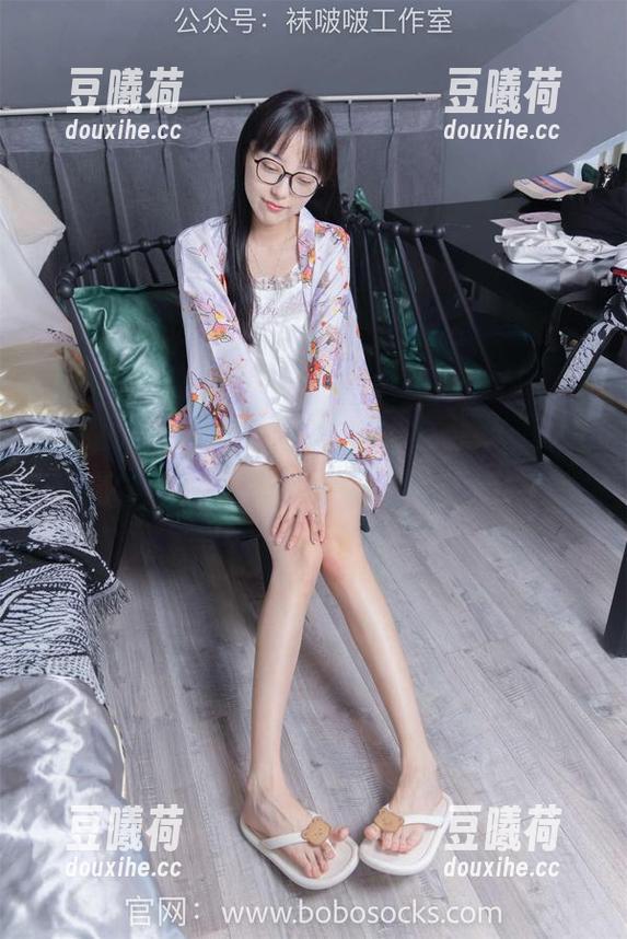 袜啵啵-小安 袜啵啵 - 小安的少女原图:那眼神,宛如在跟我诉说“快来赞我!”