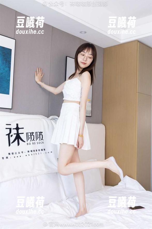 袜啵啵 - 从熊熊的私拍看连体衣，原本不算特别，但这影调却让我盯着不放。