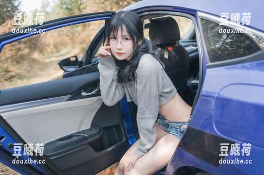 “逐月Su”的清纯原图，差点让我以为她是隔壁家妹妹呢。