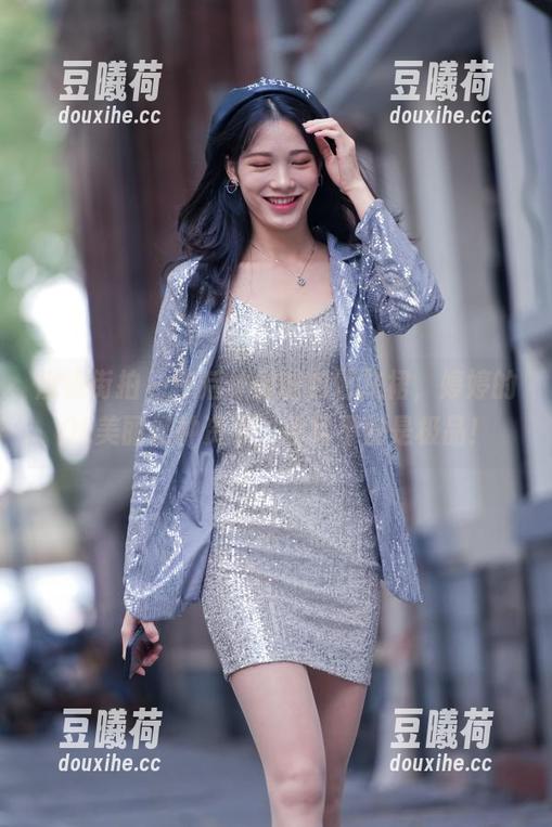 魔镜街拍-婷婷 魔镜街拍 - 午后休闲的包臀灰裙,婷婷的OL美丽是种资源,凶猛不愧是极品!