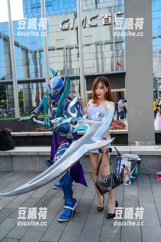 魔镜街拍 - 写真馆里的暖意，寒风再大，婷婷的肉丝美人变身了。