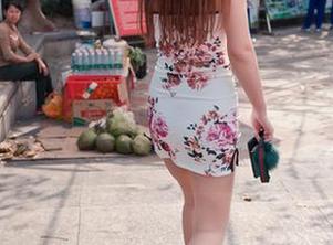 魔镜街拍 - 观看婷婷，白色吊带和黑丝袜，哎呀，美腿闪闪惹人爱的图包，快来瞧瞧吧。
