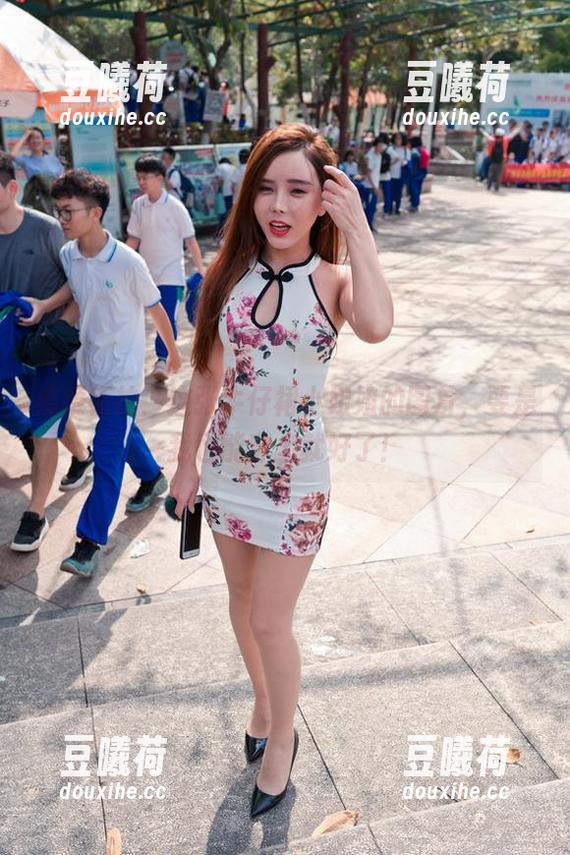 魔镜街拍：这张牛仔裙小姐姐的图片，要是我也能穿上就好了！