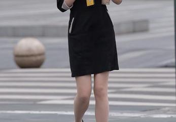 全套呐！魔镜街拍里的牛仔短裙美女和麋鹿，图片充满了什么呢…感觉？