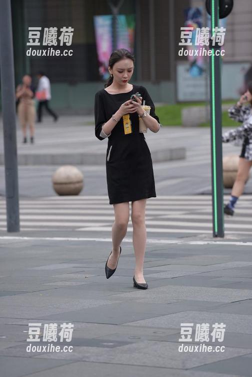 魔镜街拍 全套呐!魔镜街拍里的牛仔短裙美女和麋鹿,图片充满了什么呢…感觉?